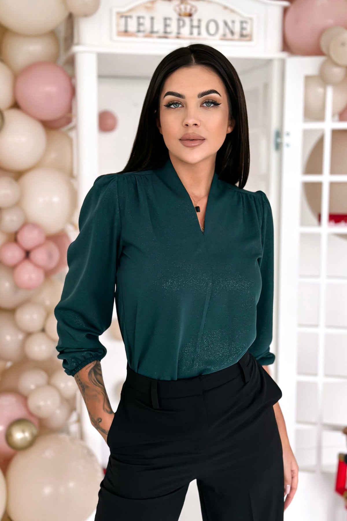 Blusa elegante verde in tessuto lucido con scollo a V e polsini elasticizzati, firmata Moda-Mania.