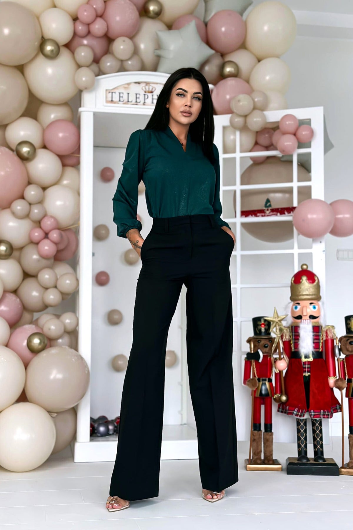 Blusa elegante verde in tessuto lucido con scollo a V e polsini elasticizzati, moda-mania.