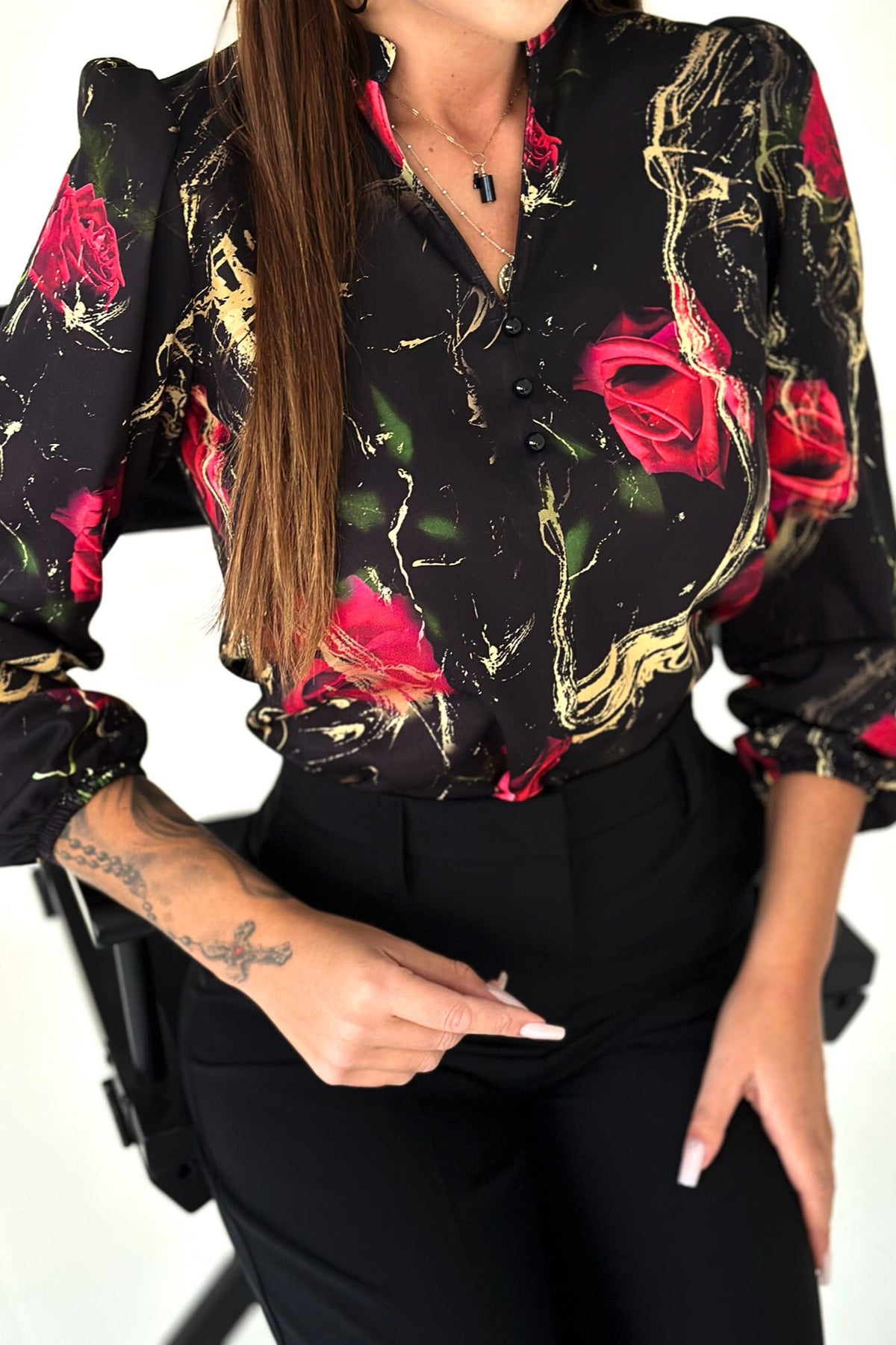 Blusa nera Moda-Mania con stampa floreale mista di rose rosse e scollo a V, tessuto leggero e design elegante.