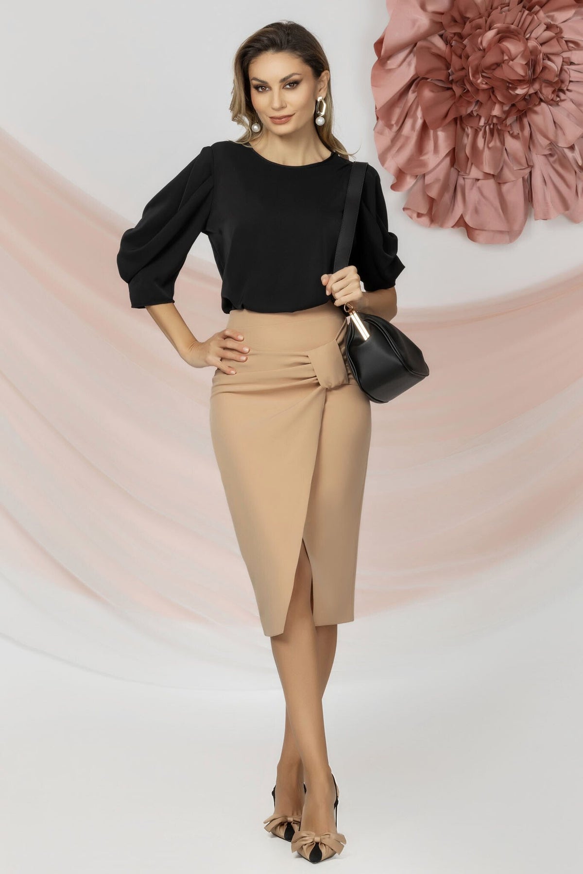 Blusa nera Pretty Girl con maniche tre quarti leggermente a sbuffo, tessuto morbido e stile elegante, visibile in primo piano.