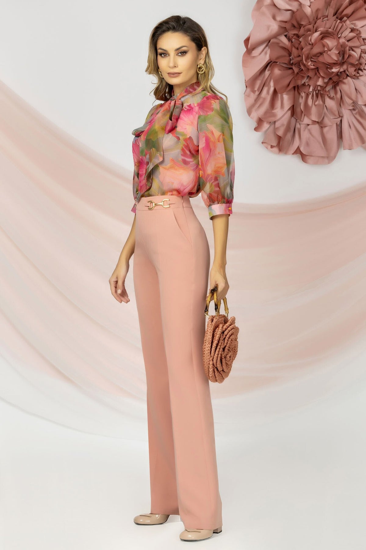 Blusa Pretty Girl in tessuto satinato con stampa floreale e nastro rimovibile sul collo, stile elegante e femminile