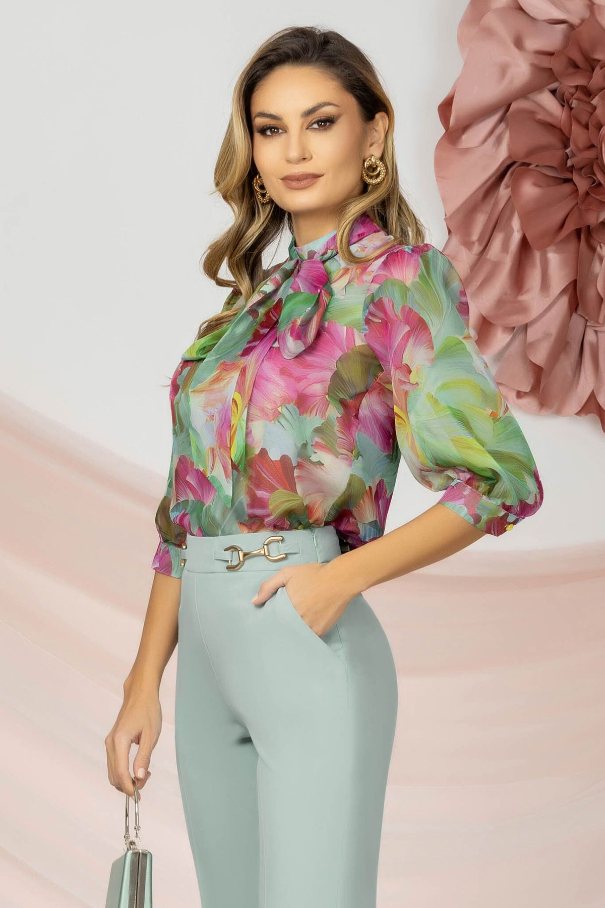 Blusa Pretty Girl in tessuto satinato con stampa floreale e nastro sul collo rimovibile, elegante e femminile.