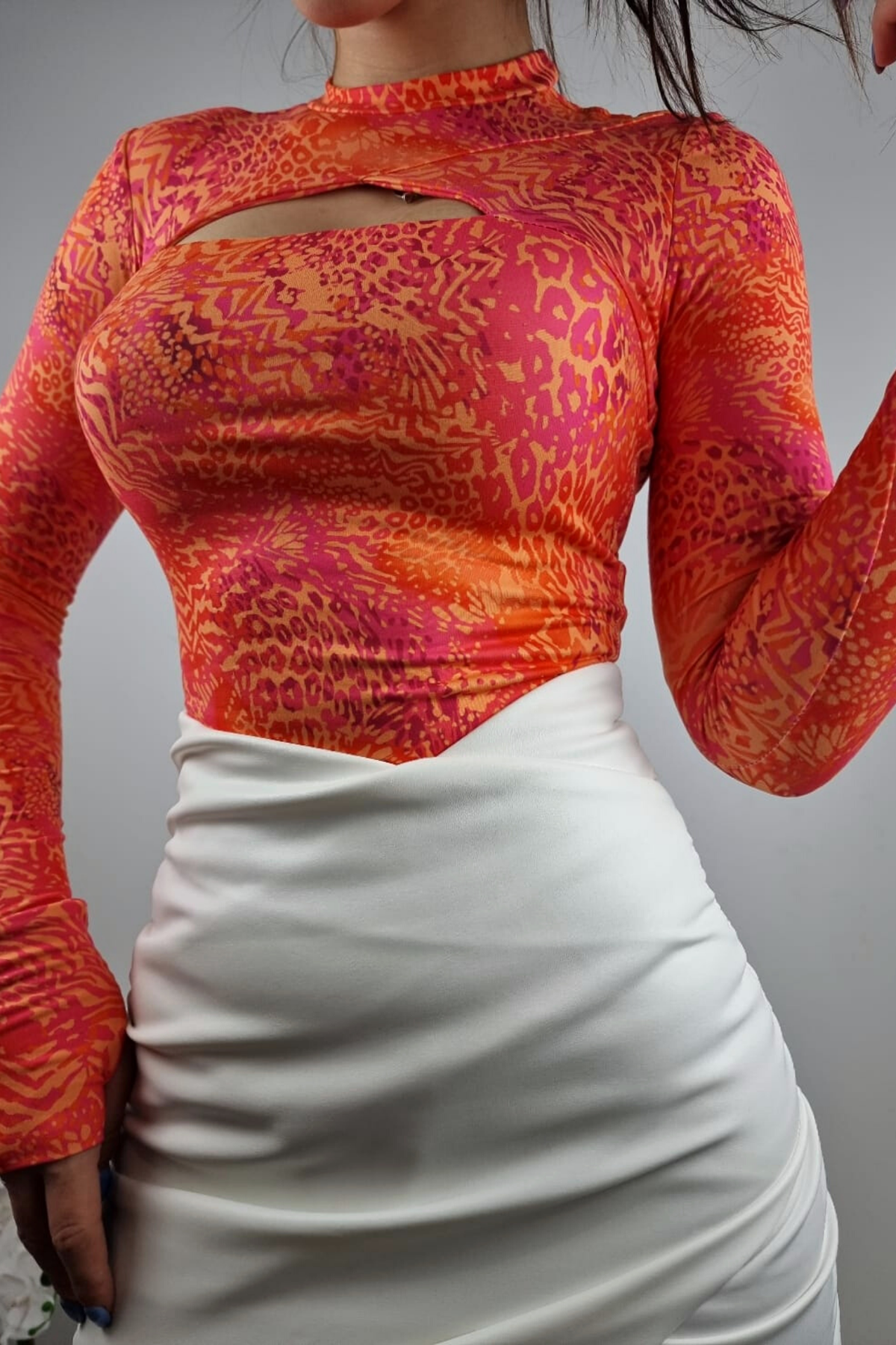 Body arancione a stampa maculata Moda-Mania con foro del dito sul polsino e apertura sul décolleté, morbido e elegante.