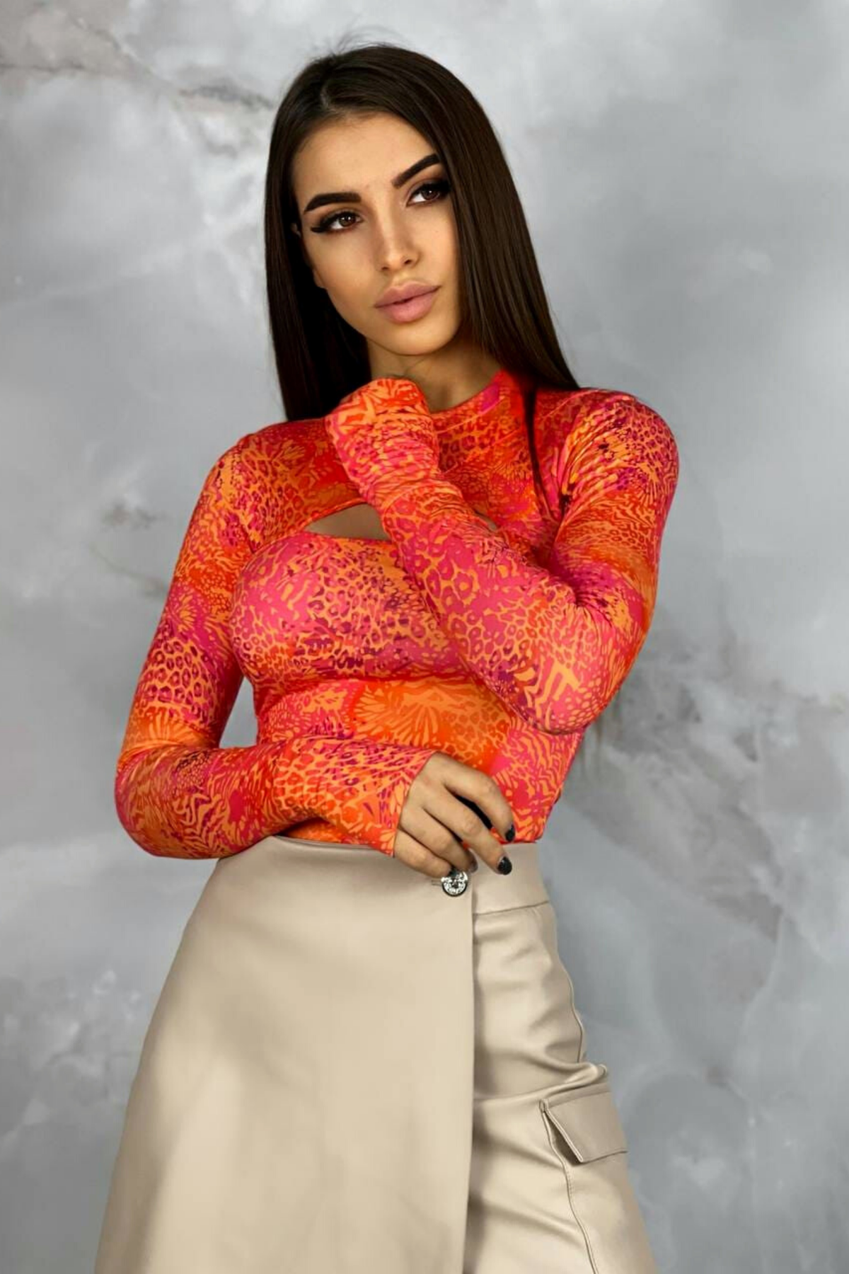 Body arancione a stampa maculata Moda-Mania con foro del dito sul polsino e apertura sul décolleté, morbido e originale.