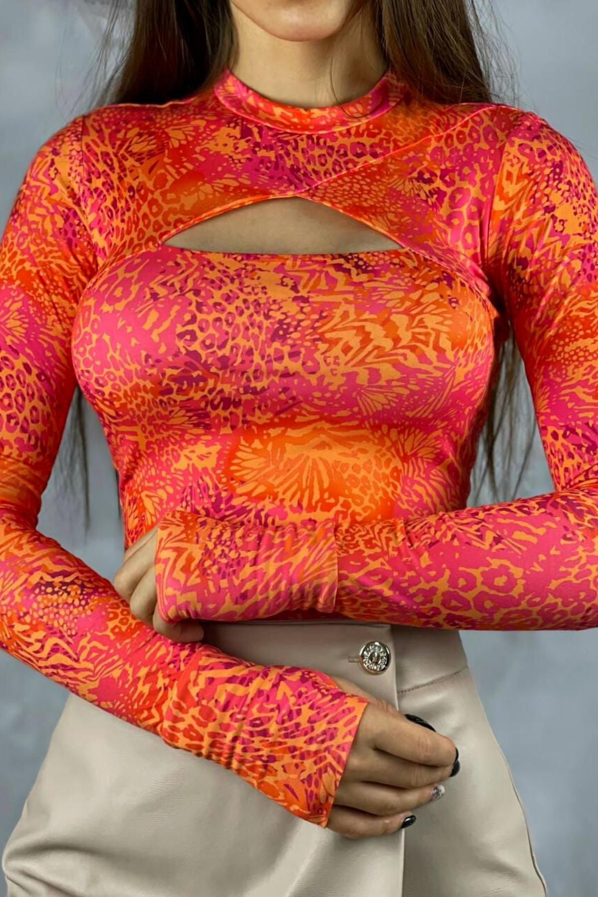 Body arancione a stampa maculata di Moda-Mania con foro del dito sul polsino e apertura sul décolleté, tessuto morbido e aderente.