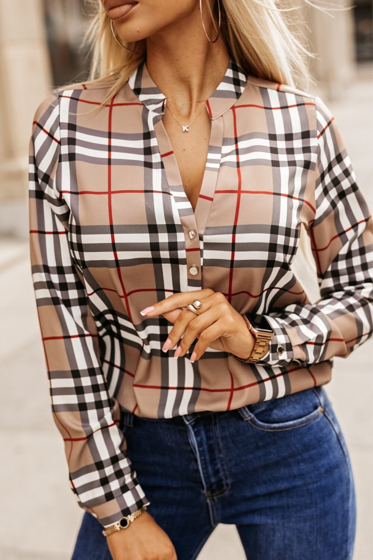 Camicia Moda-Mania a fantasia geometrica con scollo a V e bottoni dorati, tessuto leggero e stile elegante.