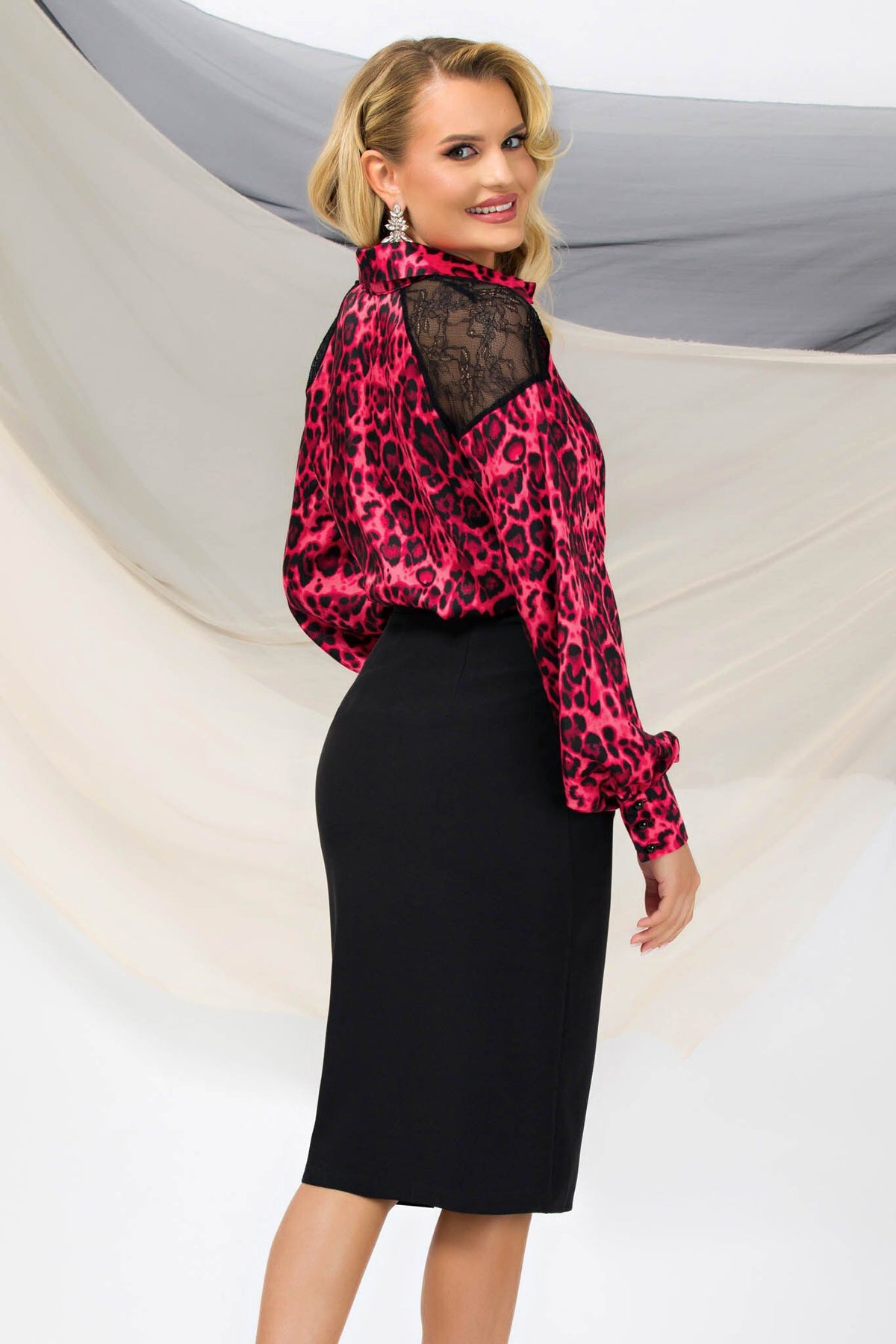 Camicia Pretty Girl a stampa maculata rosso e nero con dettagli in pizzo nero sulle spalle, tessuto leggero e stile elegante.