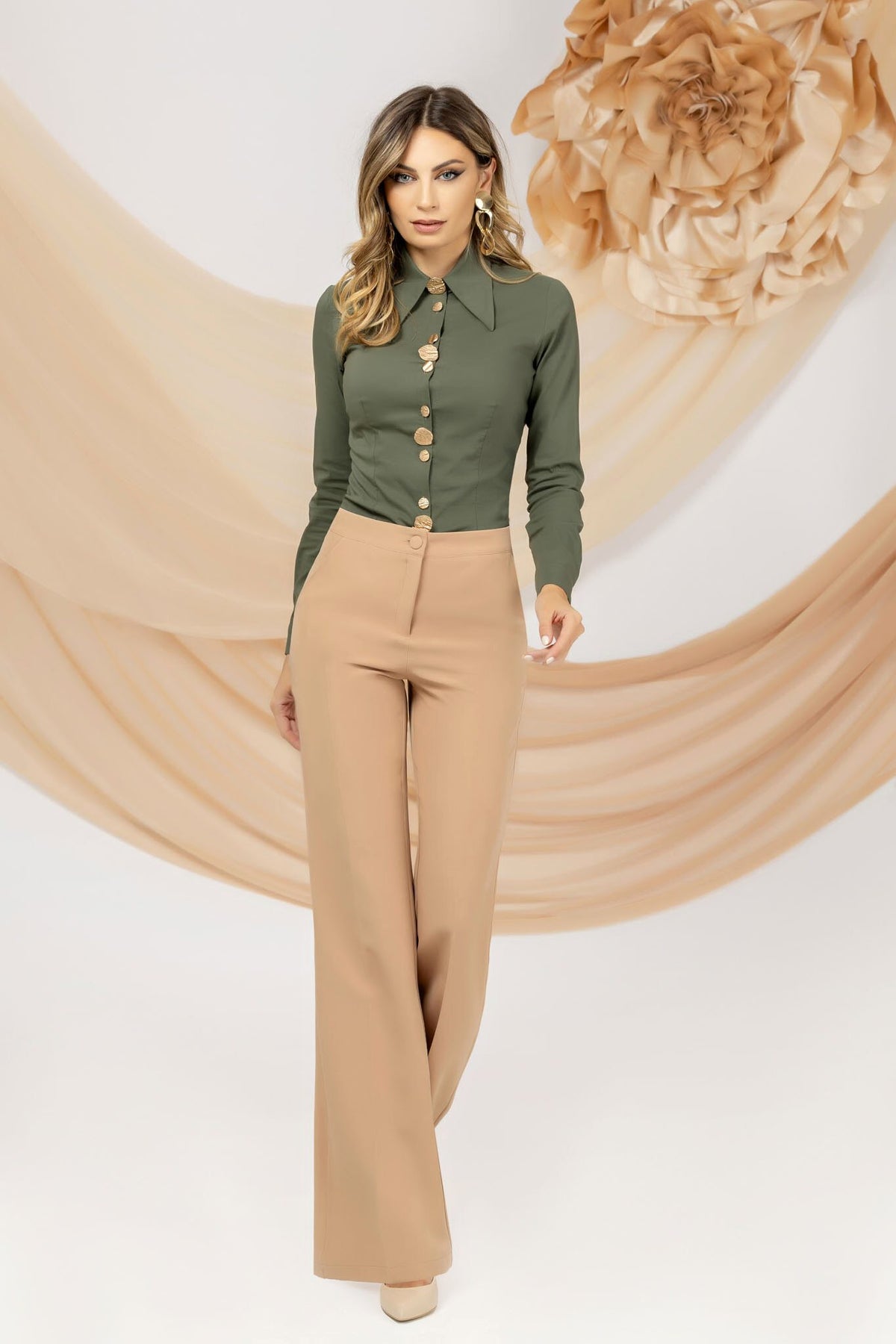 Camicia aderente elasticizzata color kaki Pretty Girl con bottoni dorati, dettaglio del tessuto e chiusura frontale.