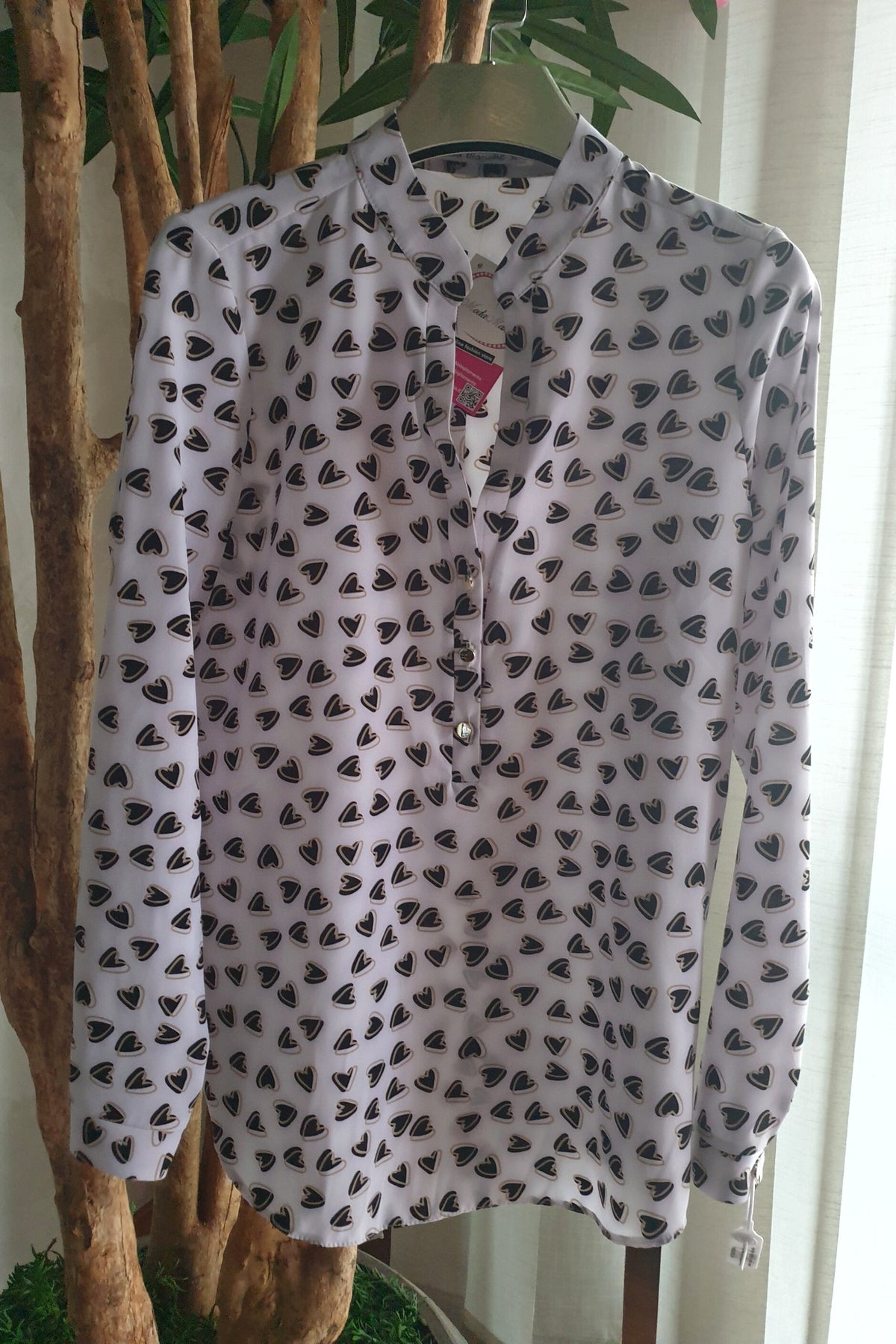 Camicia bianca a fantasia cuori neri e beige con scollo a V e bottoni dorati, camicie Moda-Mania, dettaglio fantasia e bottoni dorati