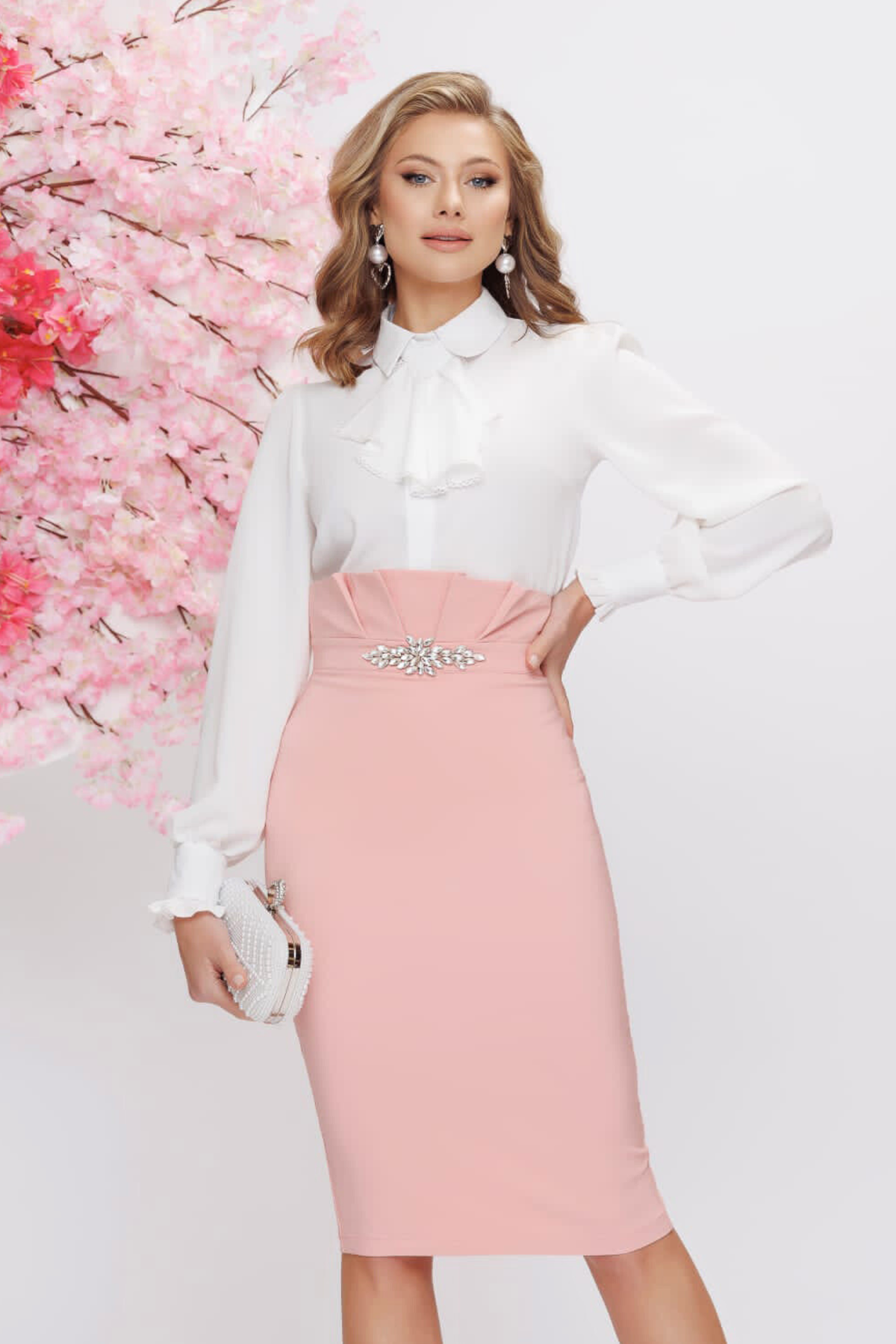 Camicia bianca Fofy a maniche lunghe con collo a camicia e jabot rimovibile in pizzo chantilly, stile elegante e sofisticato.
