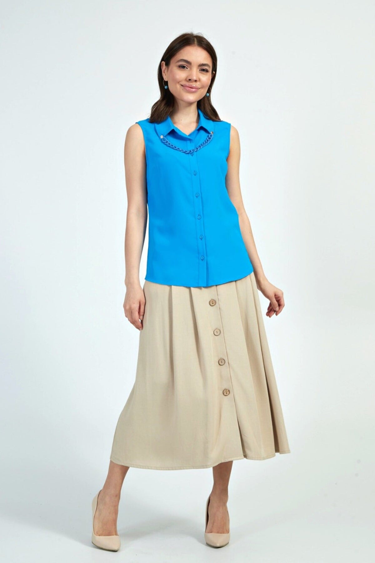 Camicia blu azzurro senza maniche di Moda-Mania con catenella nera rimovibile, tessuto leggero e dettagli eleganti.