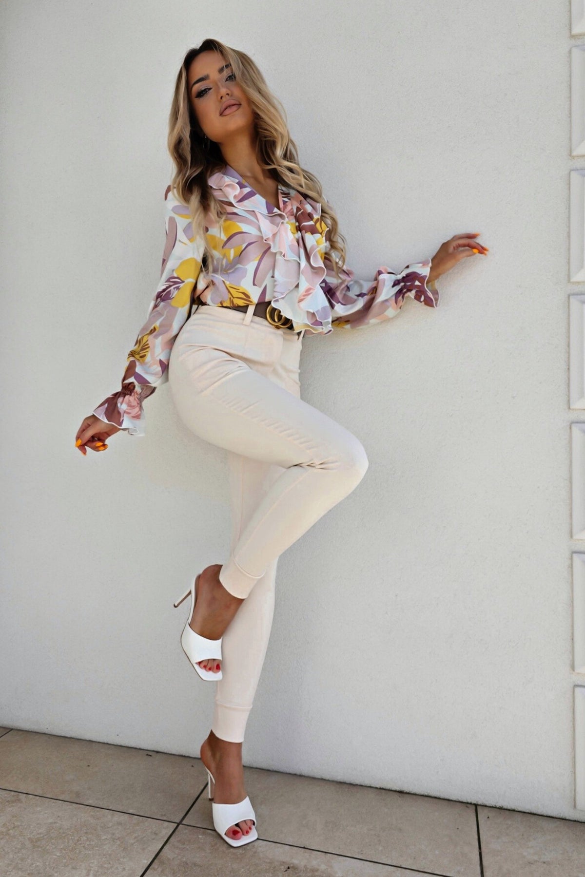 Camicia casual elegante Moda-Mania con fantasia floreale, scollo a V e dettagli di volants, tessuto leggero e femminile