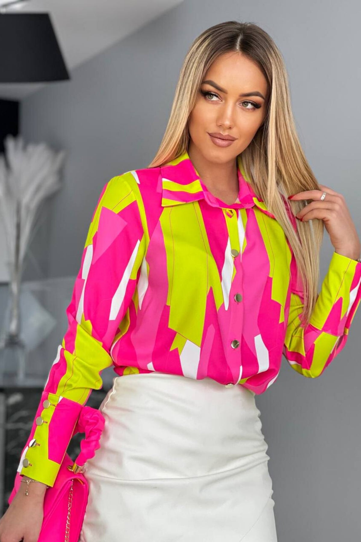Camicia elegante Moda-Mania con fantasia geometrica fucsia e giallo lime, bottoni dorati, tessuto leggero e stile raffinato