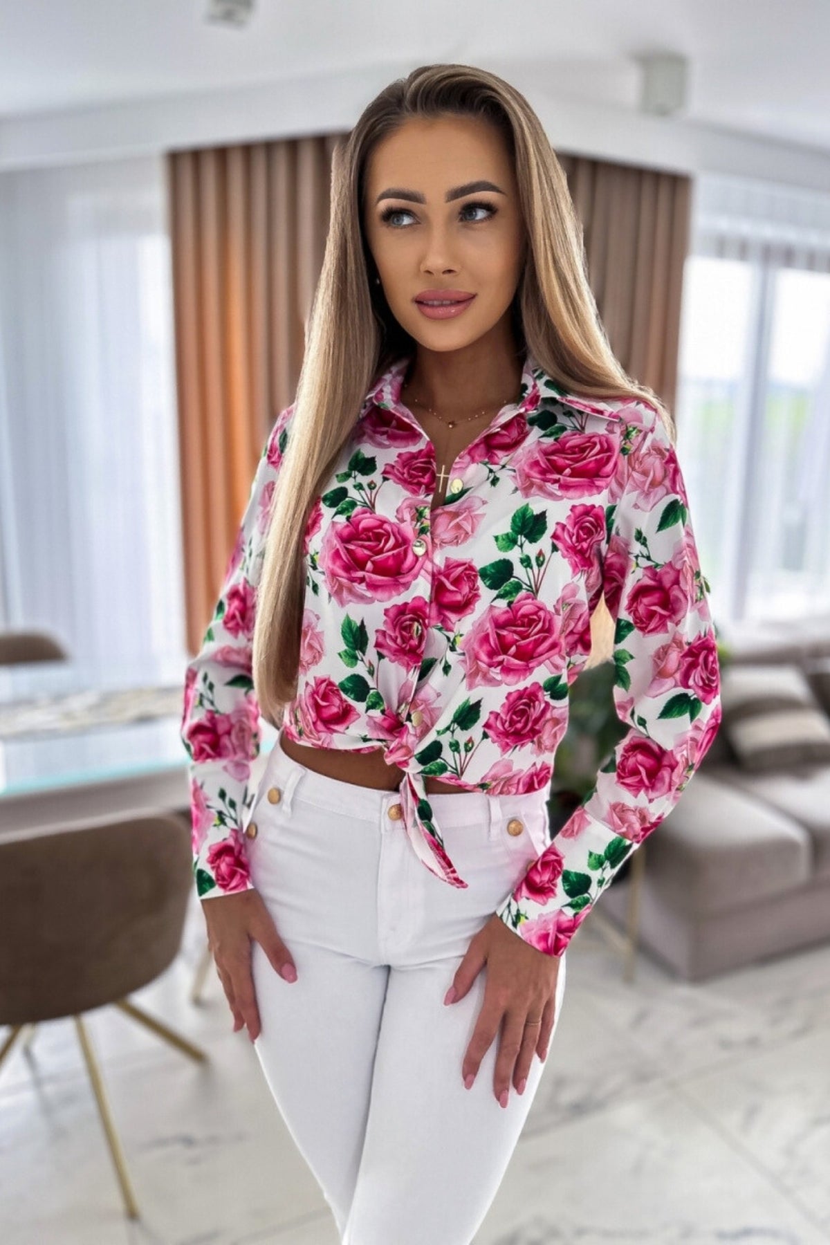 Camicia elegante bianca Moda-Mania con fantasia floreale rosa, bottoni dorati e design raffinato, ideale per occasioni speciali.