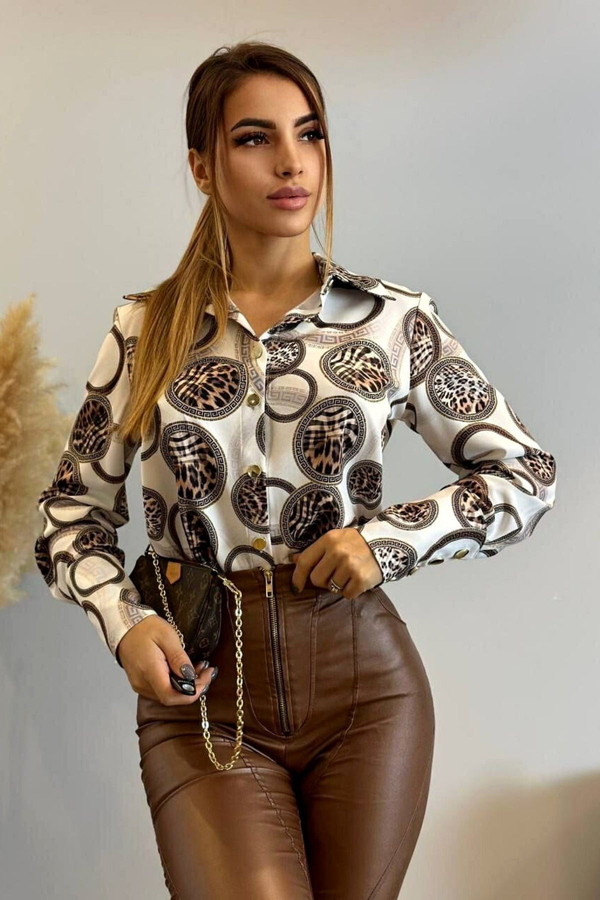 Camicia elegante bianca Moda-Mania con stampa a cerchi e motivo leopardato, tessuto raffinato e stile alla moda.