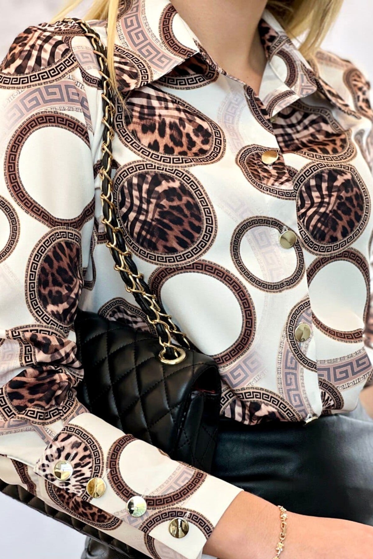 Camicia elegante bianca Moda-Mania con stampa a cerchi, motivo fashion e leopardato, tessuto leggero e stile raffinato.