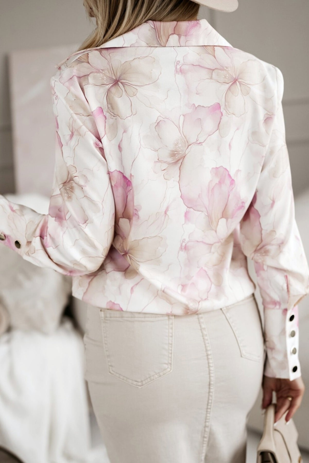 Camicia elegante bianco avorio con fantasia floreale rosa e beige, bottoni dorati, marca Moda-Mania, vista frontale.