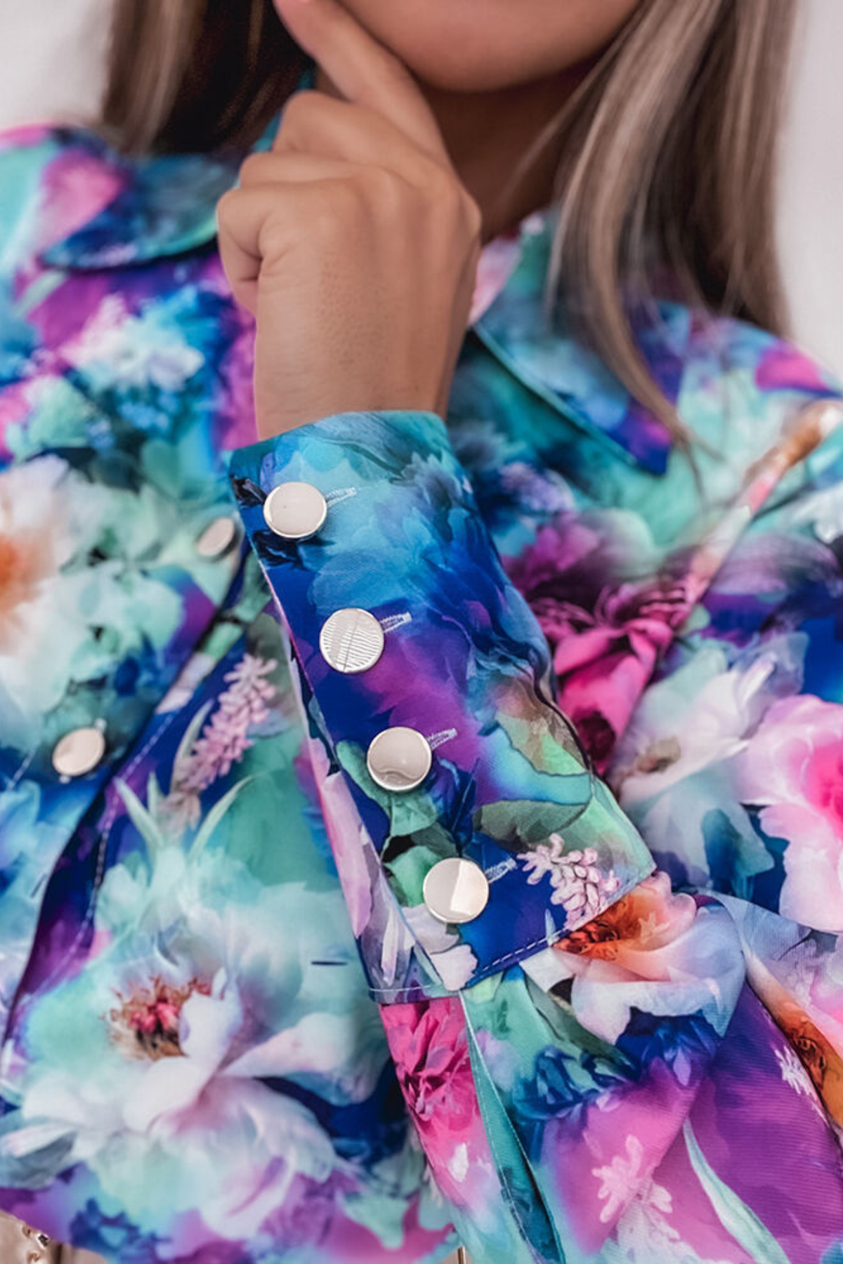 Camicia elegante blu a fantasia floreale multicolore con bottoni dorati, in tessuto leggero, da donna Moda-Mania.
