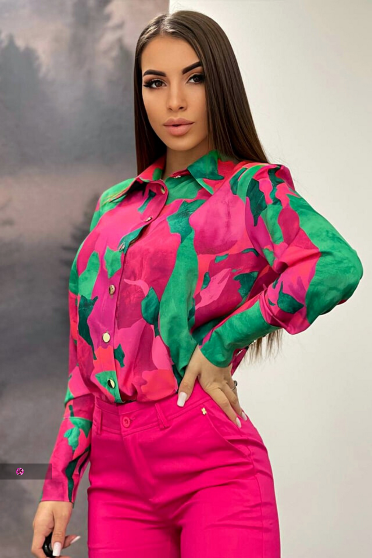 Camicia elegante Moda-Mania fucsia e verde chiaro a fantasia astratta con bottoni dorati, tessuto leggero e dettagli raffinati