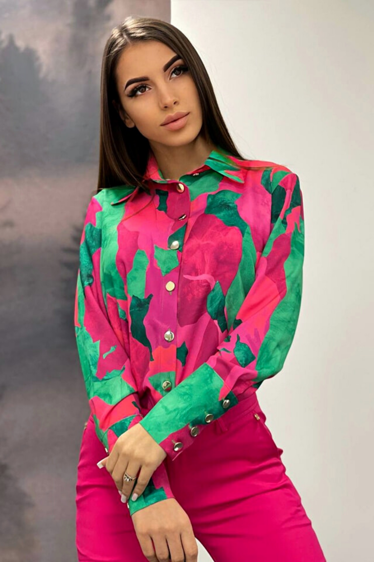 Camicia elegante Moda-Mania con fantasia astratta fucsia e verde chiaro, bottoni dorati, tessuto leggero e dettagli raffinati