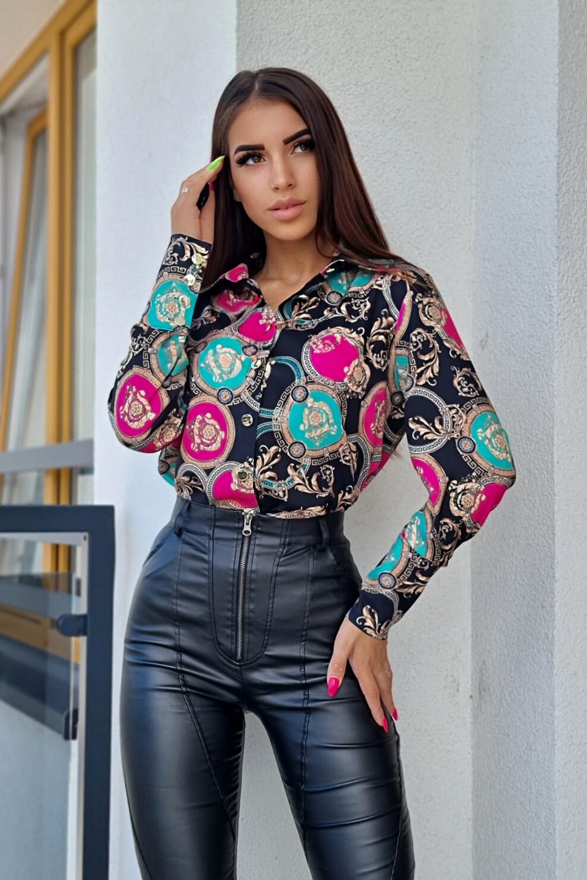 Camicia elegante nera Moda-Mania con fantasia damascata, cerchi fucsia e verde acqua, bottoni dorati, tessuto ricercato.