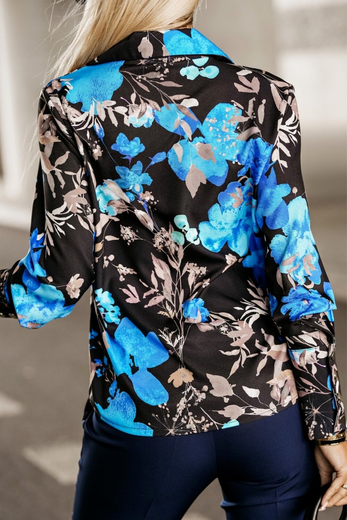 Camicia elegante nera Moda-Mania con fantasia damascata e floreale beige, bottoni dorati, tessuto raffinato e dettagli sofisticati.