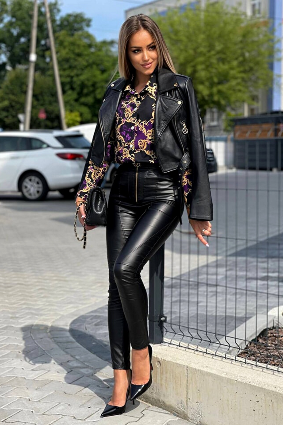 Camicia elegante nera con fantasia damascata viola e bottoni dorati, marca Moda-Mania, dettagli raffinati e tessuto di alta qualità