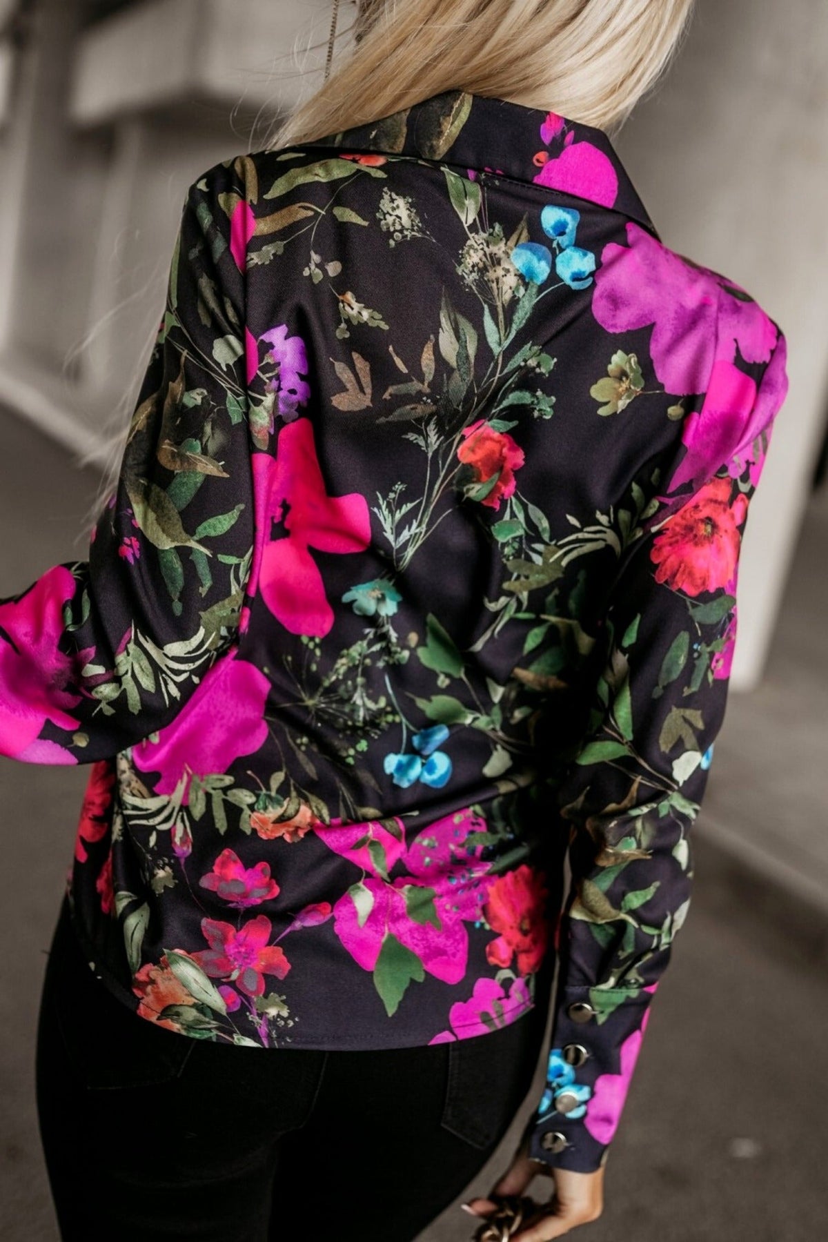 Camicia elegante nera Moda-Mania con fantasia floreale multicolore e bottoni dorati, tessuto leggero e dettagli raffinati.