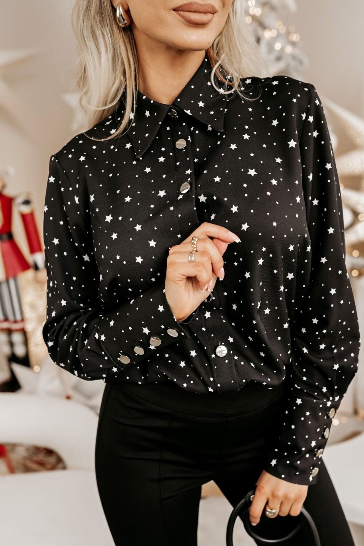 Camicia elegante nera Moda-Mania con fantasia pois e stelline bianche, bottoni dorati, tessuto leggero e stile raffinato