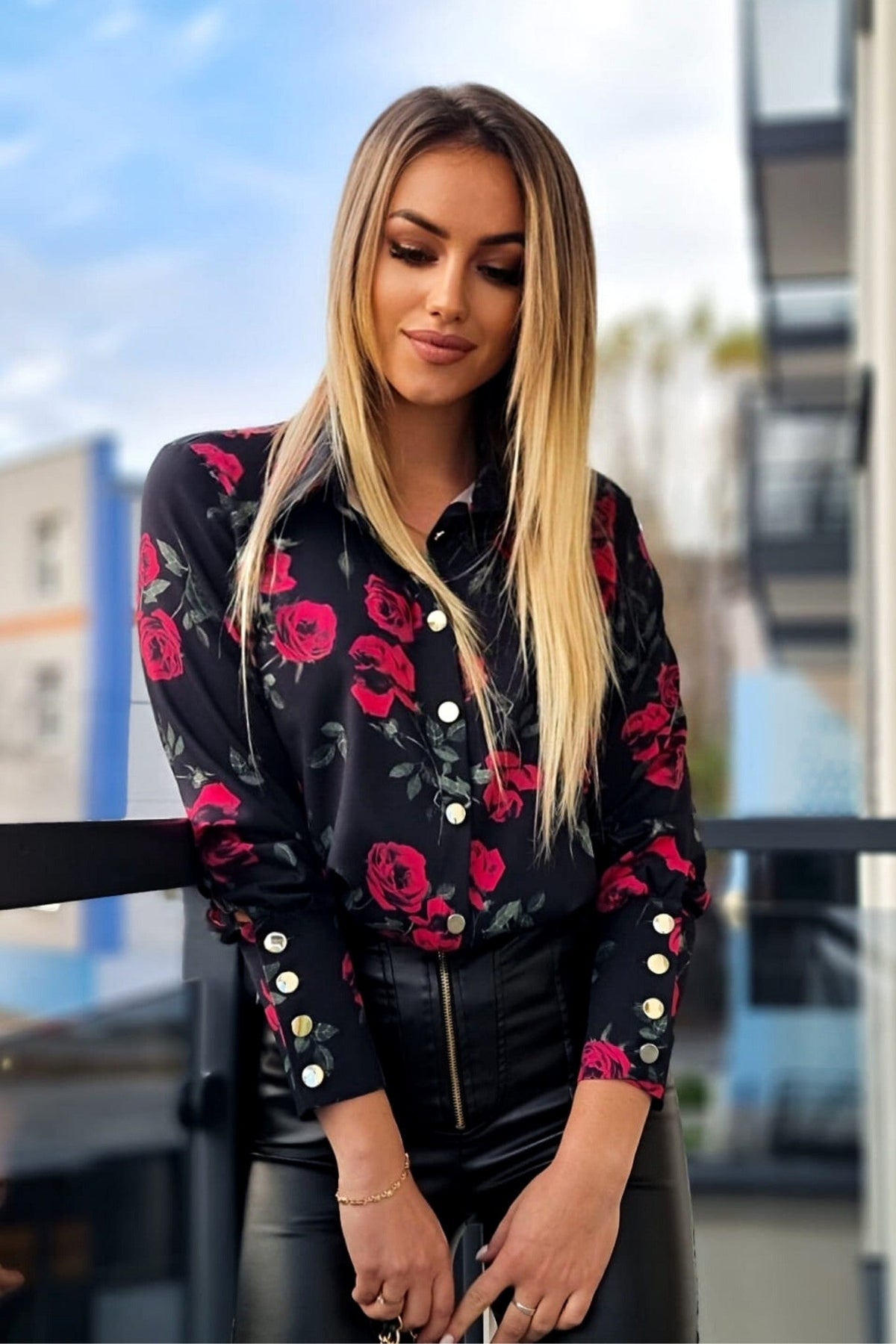 Camicia elegante nera Moda-Mania con fantasia di rose rosse, foglie verdi e bottoni dorati, tessuto leggero e dettagli raffinati