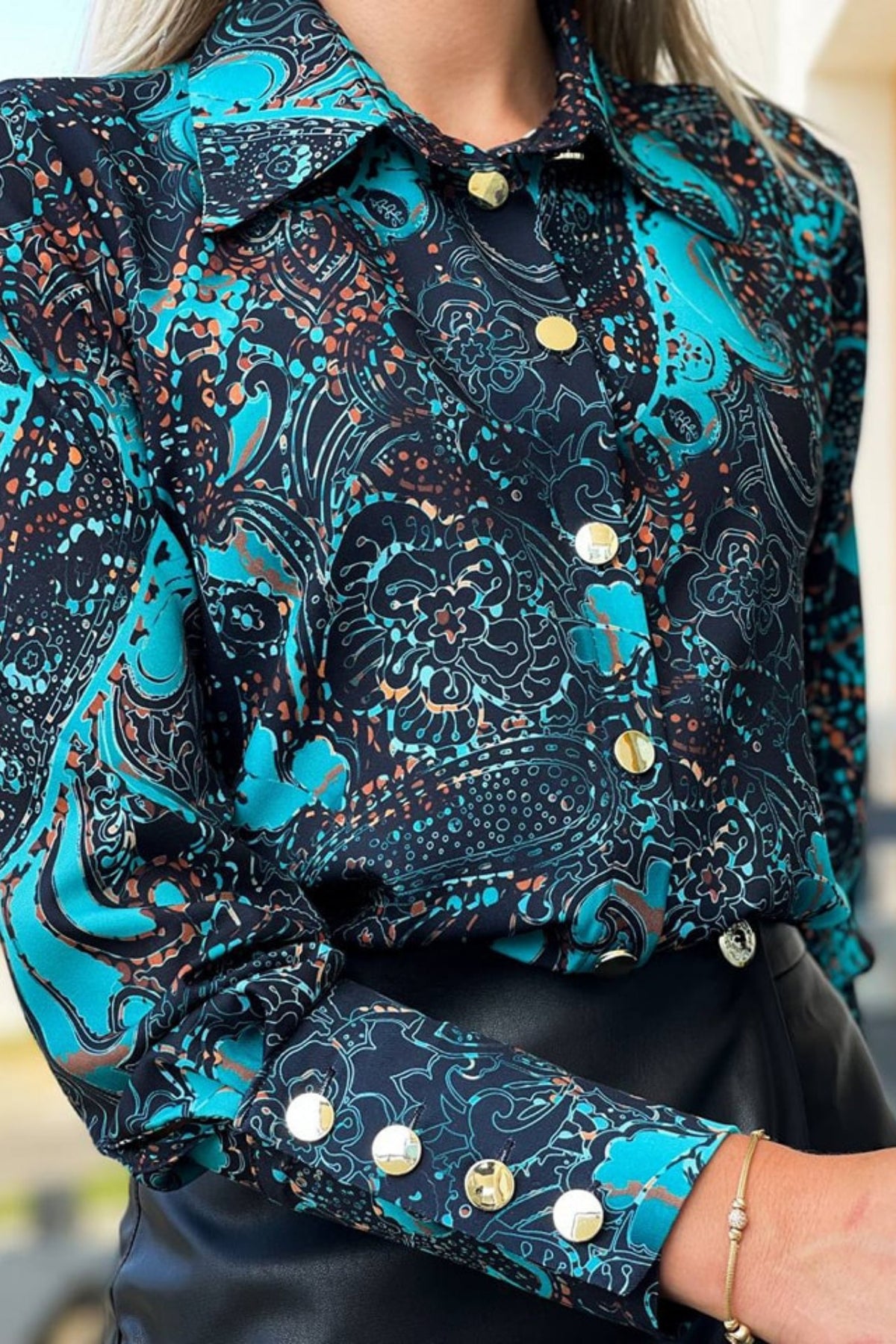 Camicia elegante nera Moda-Mania con fantasia damascata turchese e bottoni dorati, tessuto misto, dettaglio raffinato.