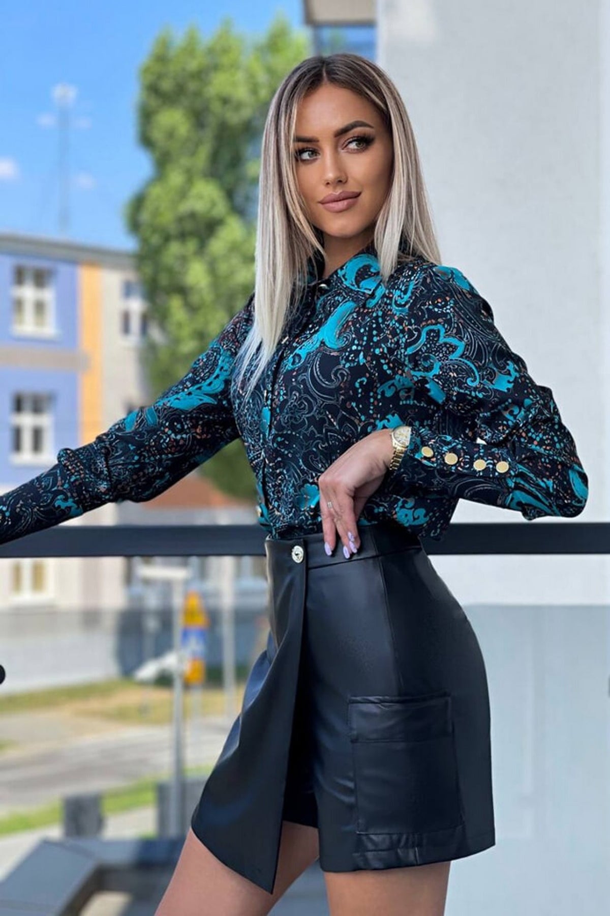 Camicia elegante nera Moda-Mania con fantasia damascata turchese e bottoni dorati, tessuto misto e dettagli sofisticati.
