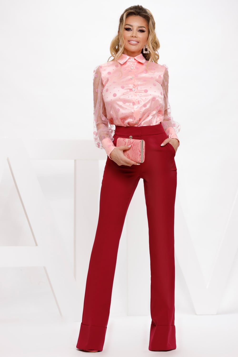 Camicia elegante rosa in tulle a pois grandi con corpetto in raso e bottoni in strass, marca Atmosphere.