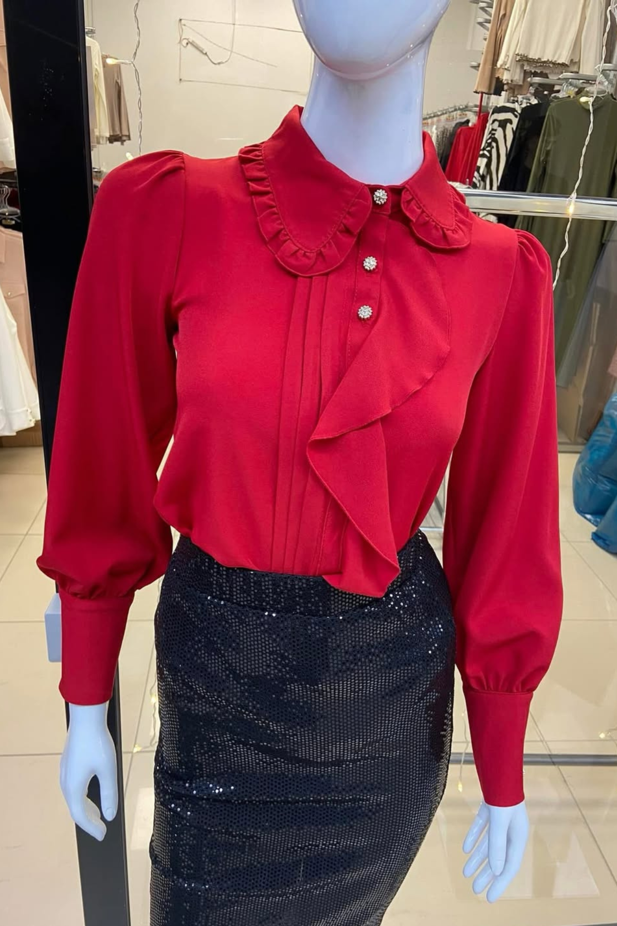 Camicia elegante rossa Moda-Mania con colletto asimmetrico, volant e bottoni gioiello, tessuto leggero e dettagli raffinati