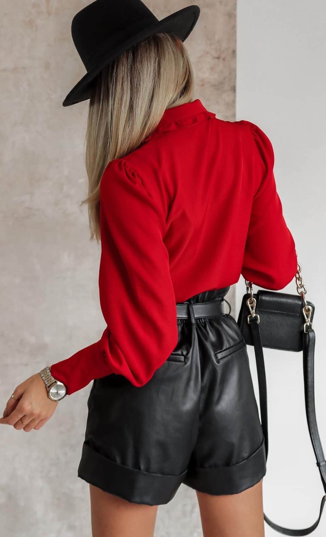 Camicia elegante rossa Moda-Mania con colletto asimmetrico, volant e bottoni gioiello, dettaglio di stile raffinato e femminile.