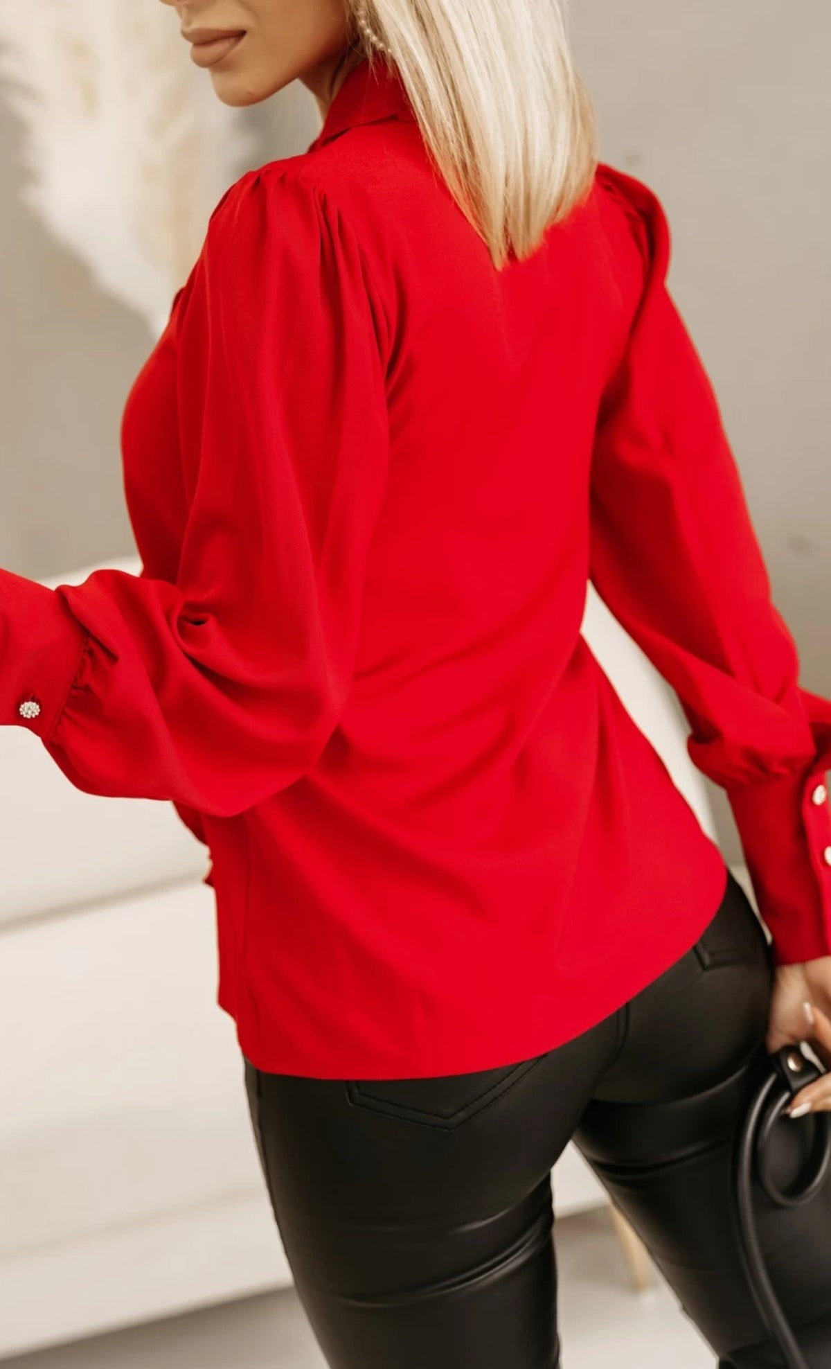 Camicia elegante rossa Moda-Mania con colletto asimmetrico, volant e bottoni gioiello, stile sofisticato e femminile.