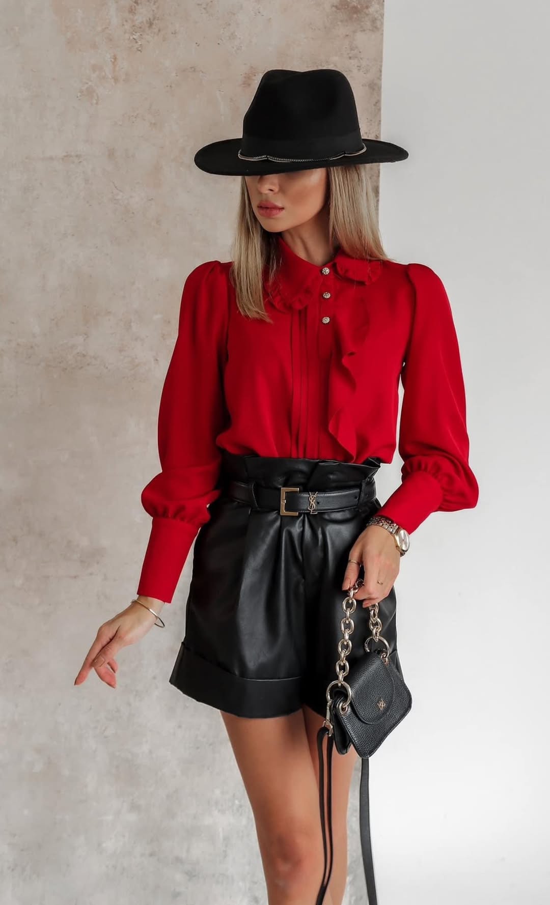 Camicia elegante rossa Moda-Mania con colletto asimmetrico, volant e bottoni gioiello, dettaglio visibile in questa immagine.