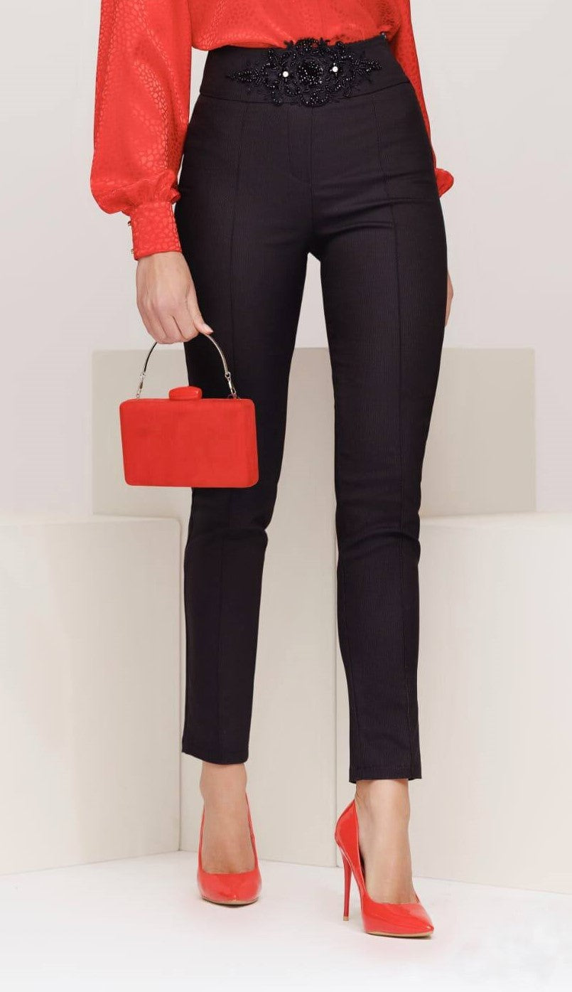 Camicia elegante rossa Fofy con collo alto, accessoriata con jabout e spilla, in tessuto raffinato e stile sofisticato