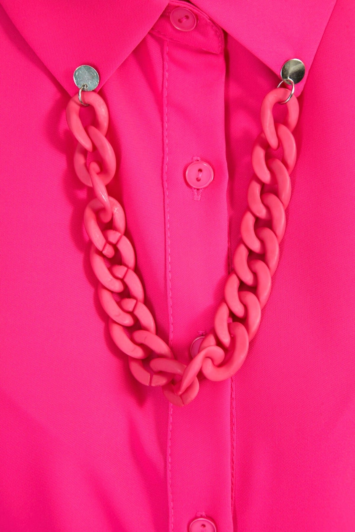 Camicia fucsia senza maniche di Moda-Mania con catenella nera rimovibile, tessuto leggero e stile elegante.