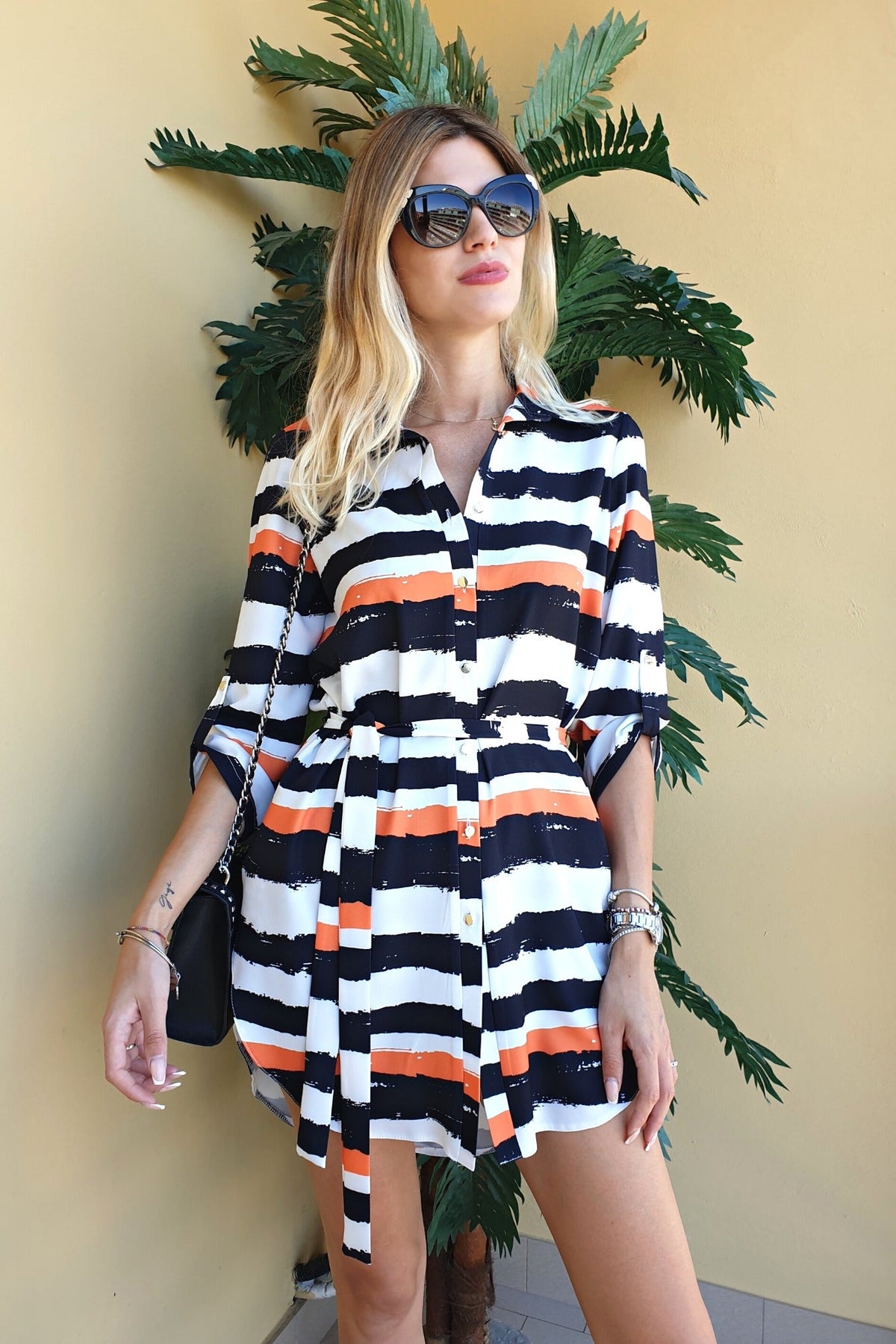 Camicia lunga bianca Moda-Mania con fantasia righe nere e arancioni, spacchi laterali e cinturino, abiti corti elegante e casual