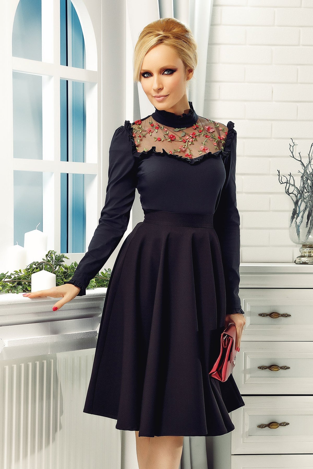 Camicia elegante nera Fofy con rifiniture con rouches e dettaglio di tulle floreale sul décolleté.