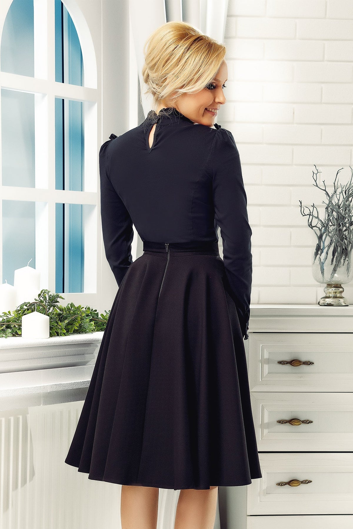 Camicia elegante nera Fofy con rifiniture a rouches e tulle floreale sul décolleté, stile sofisticato e femminile.
