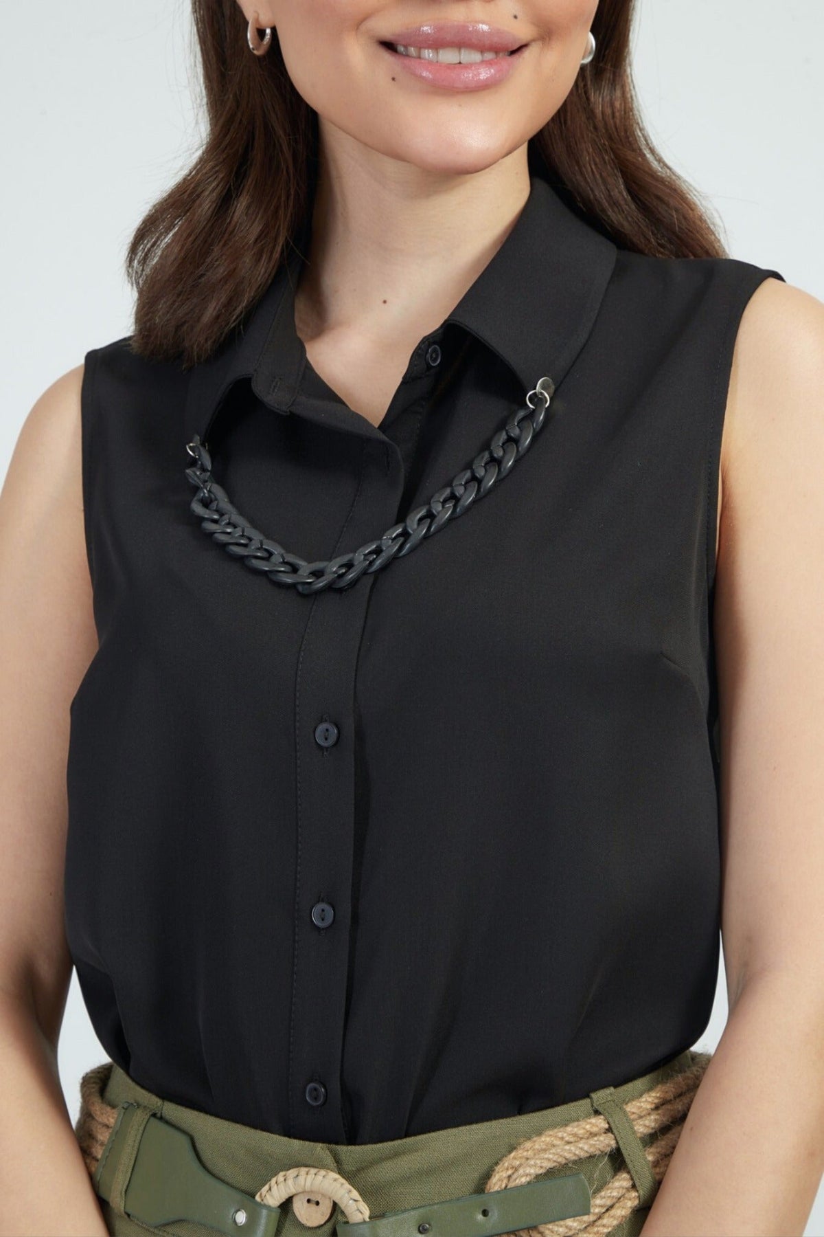 Camicia nera senza maniche di Moda-Mania con catenella nera rimovibile, dettagli alla moda, tessuto leggero e stile elegante.