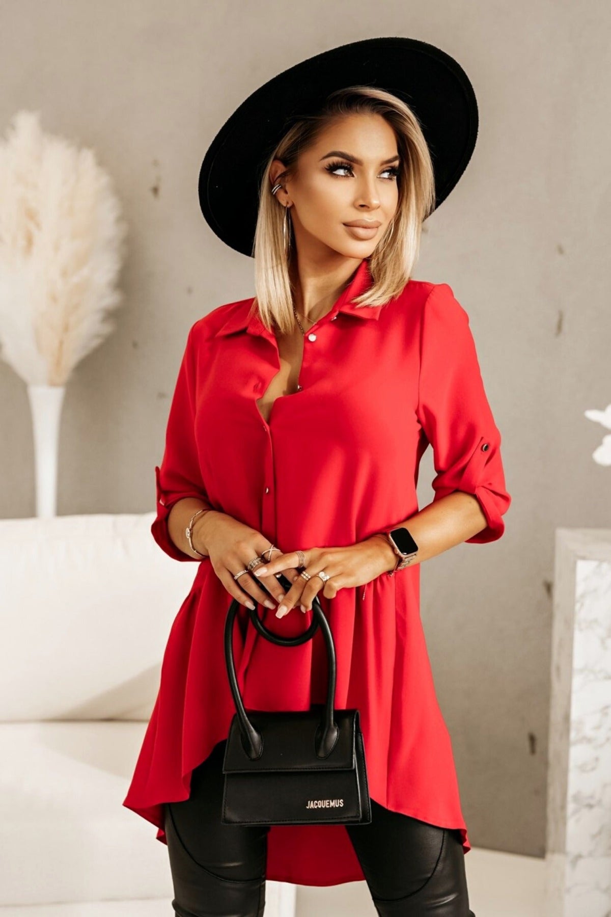 Camicia rossa asimmetrica Moda-Mania con fondo ampio e maniche a tre quarti arrotolate, tessuto leggero e stile moderno