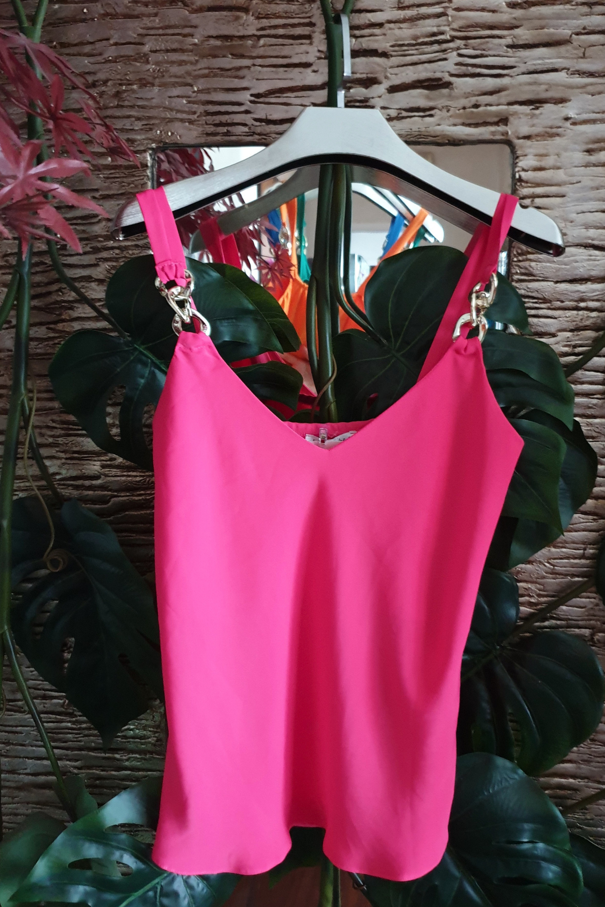 Canotta fucsia Moda-Mania con scollo profondo e spalline accessoriate, vista frontale, tessuto leggero e dettagli alla moda.
