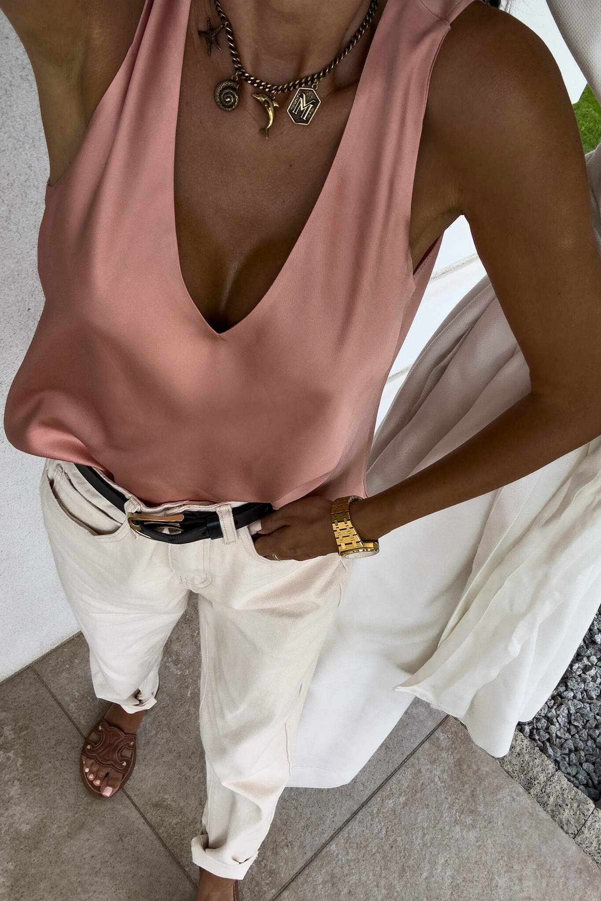 Canotta pesca in tessuto satinato lucido di lusso con scollo a V, moda-mania, abbigliamento femminile elegante e raffinato