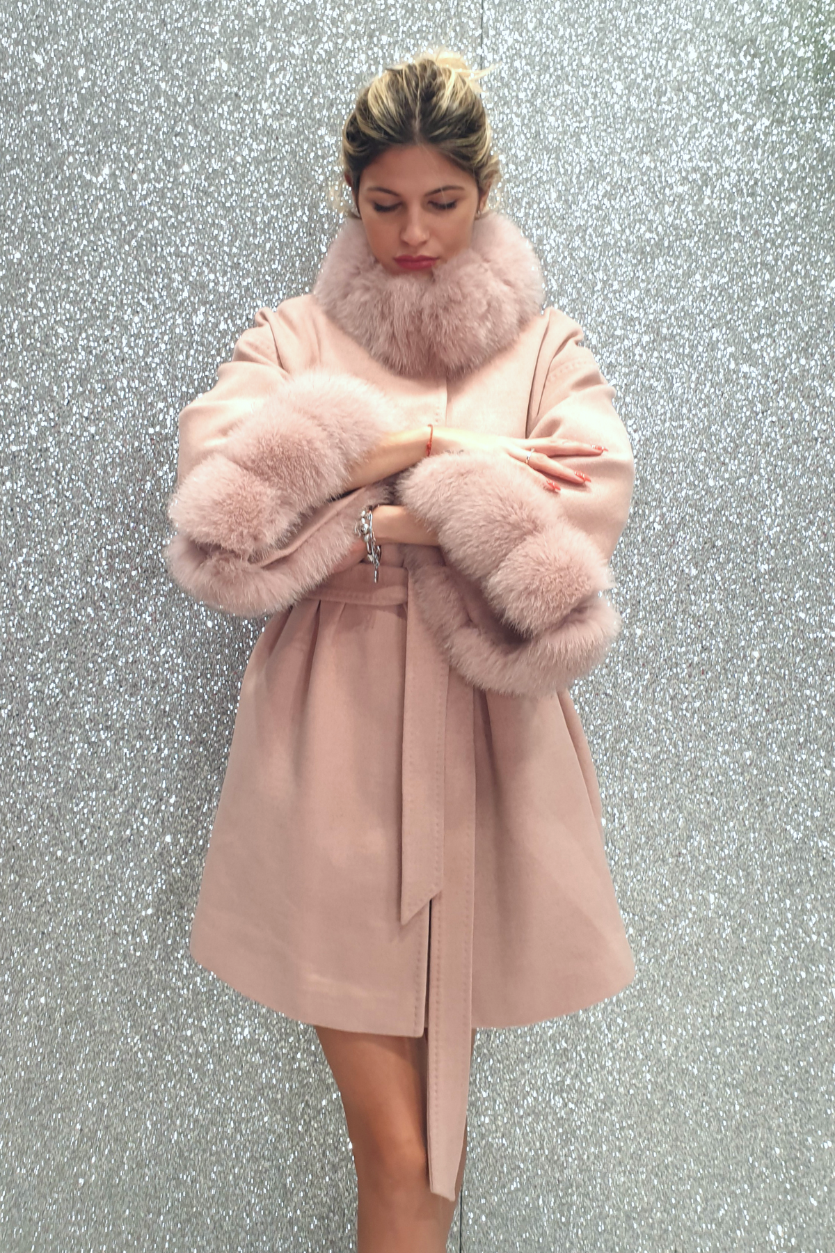 Cappotto in lana e cashmere rosa invernale Moda-Mania con fodera, collo e polsi in pelo naturale, stile elegante e caldo.