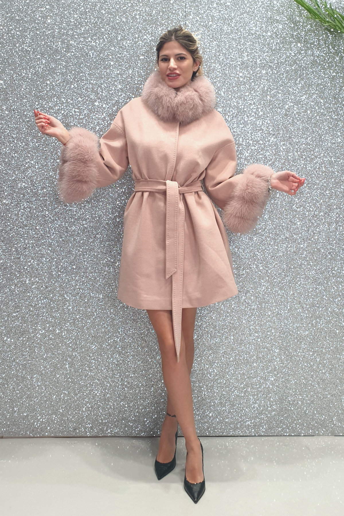 Cappotto in lana e cashmere rosa invernale Moda-Mania con fodera, collo e polsi in pelo naturale, vestibilità elegante e calda.