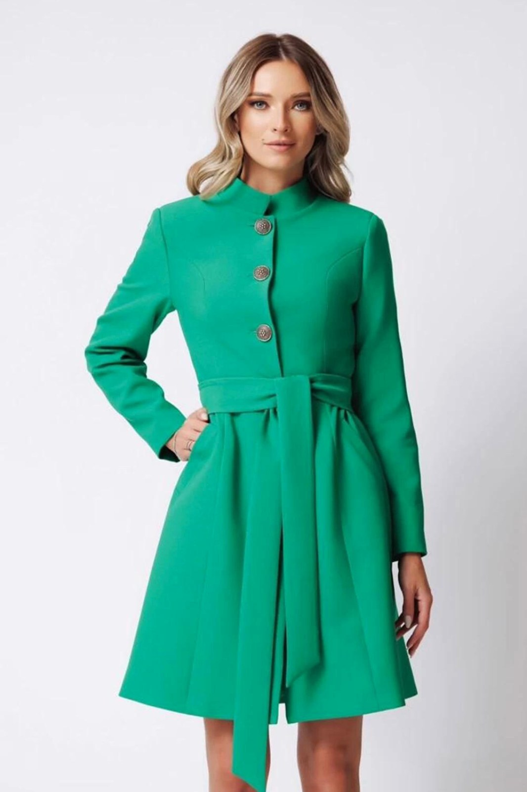 Cappotto trench verde Artista a collo alto con tasche, bottoni decorativi e cintura in tessuto, giacca elegante e alla moda.