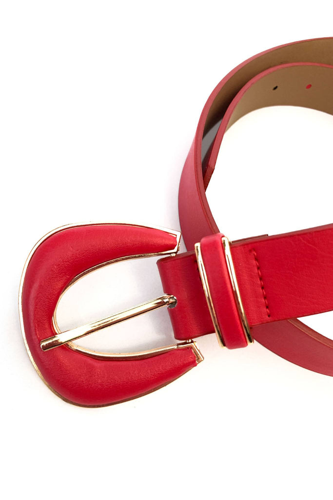 Cintura in pelle ecologica rossa con fibbia rivestita e rifiniture dorate